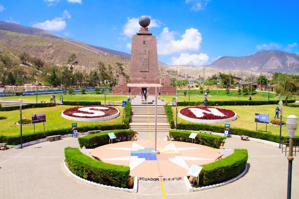 Línea Ecuatorial · Mitad del Mundo / Equator Line · 4 h
